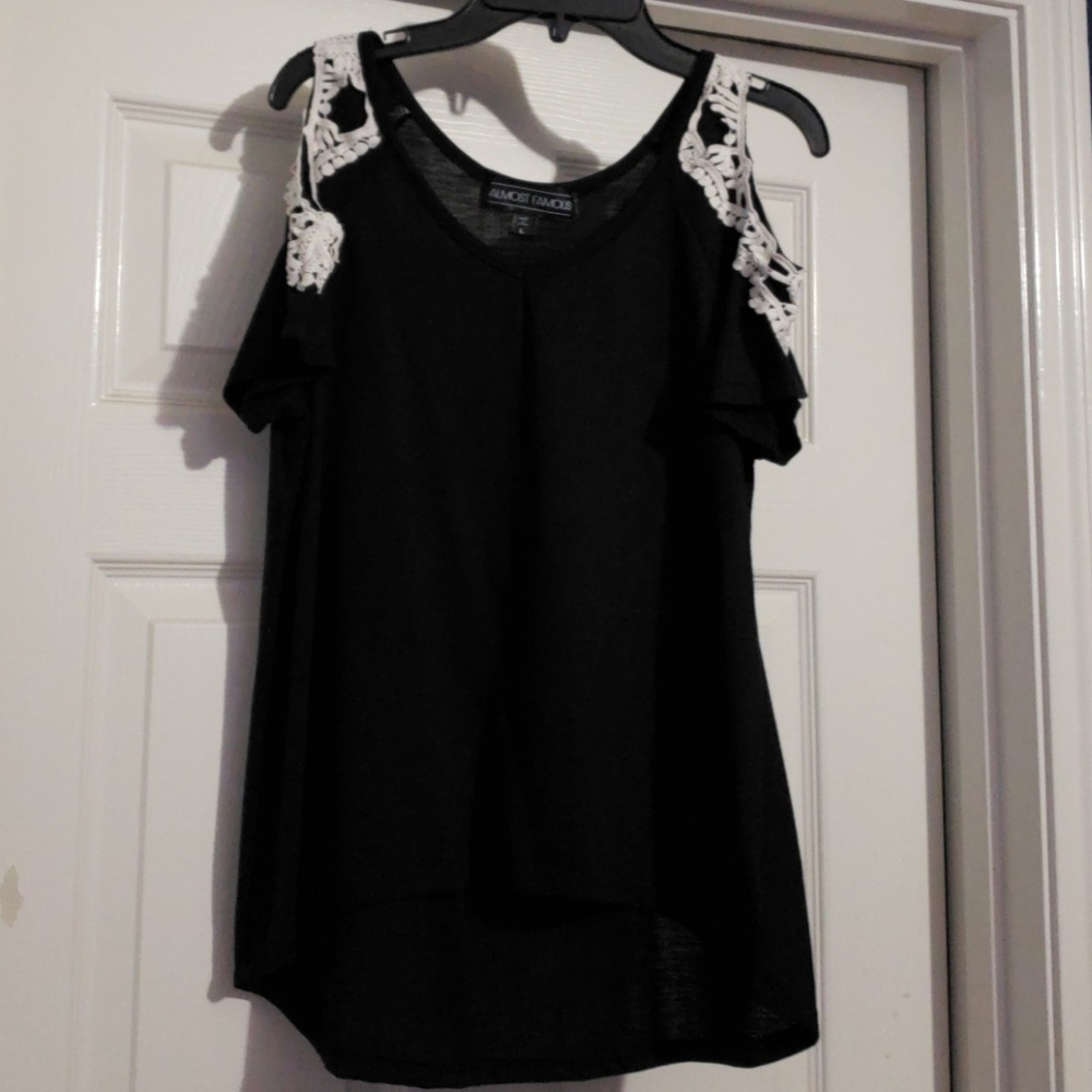 🛍Black and white cold shoulder top